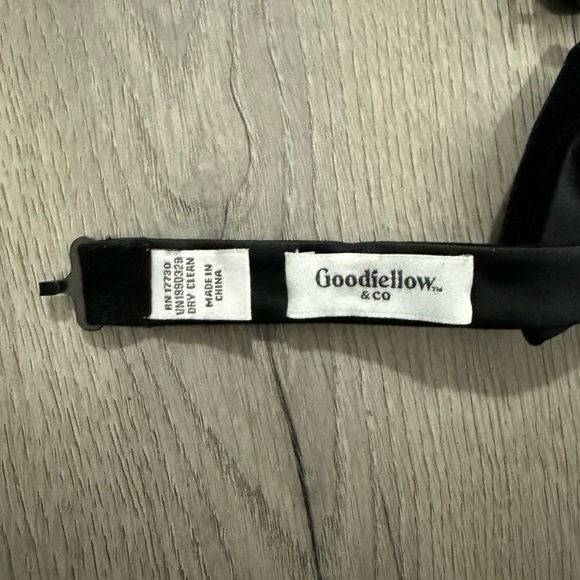 Goodfellow & Co Elegant Black Velvety Bow Tie - Adjustable - Picture 3 of 6